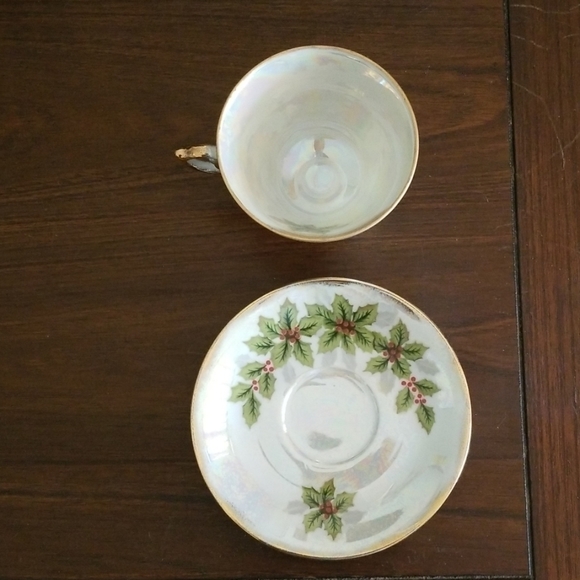 Teacup & saucer set holly pattern - Picture 3 of 5
